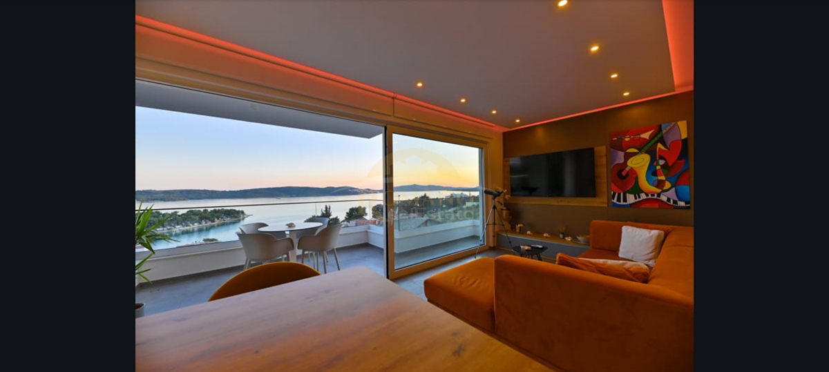 Luksuzni penthouse v Okrugu Gornjem/Čiovo s strešno teraso